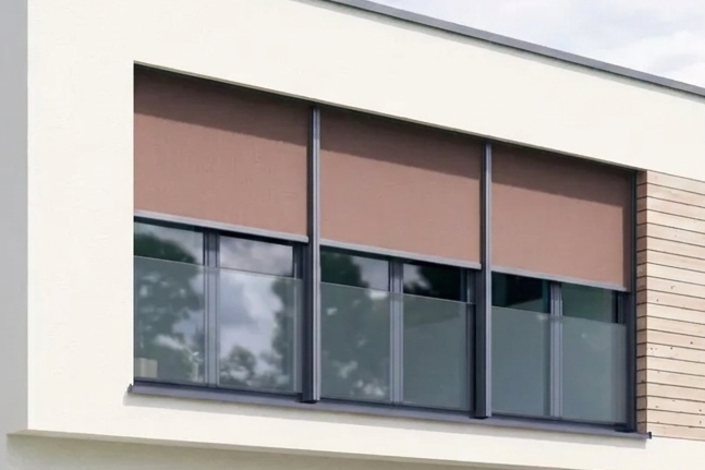 Fenster-Markise für effektiven Hitzeschutz an moderner Hausfassade