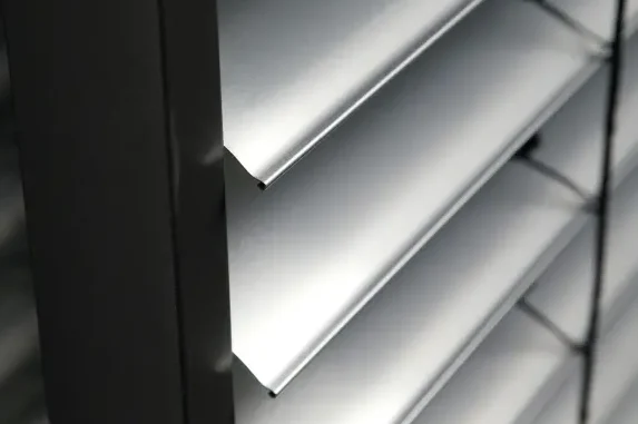 Detailaufnahme von Raffstore Lamellen für präzise Lichtsteuerung