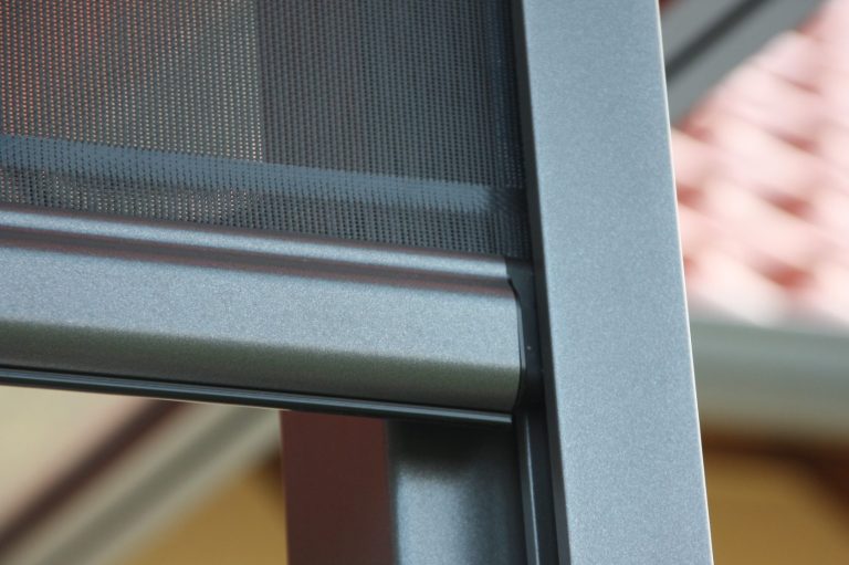 Senkrechtmarkise an Terrassenüberdachung als Wind- und Sichtschutz