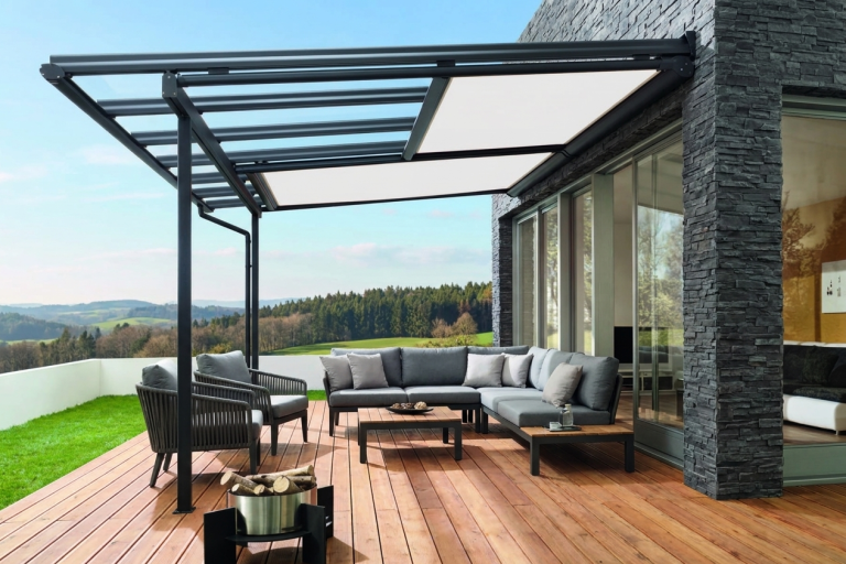 Moderne Aluminium Terrassenüberdachung mit klarer Konstruktion