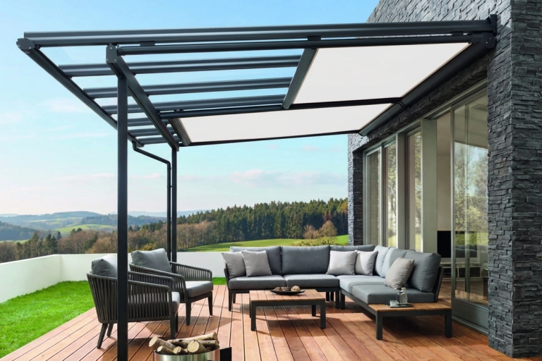 Terrassenüberdachung mit Unterglasmarkise als effektiver Sonnenschutz