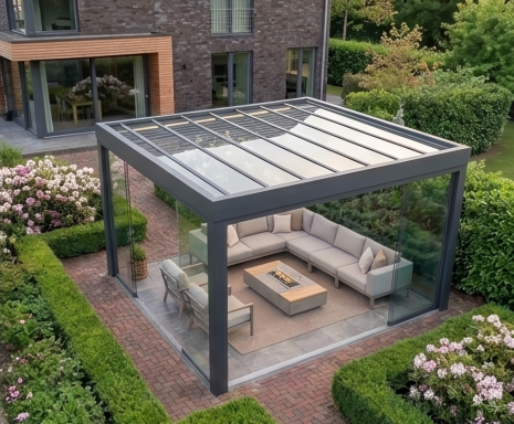 Pergola mit Glasdach und seitlichem Windschutz moderner Sitzbereich im Garten