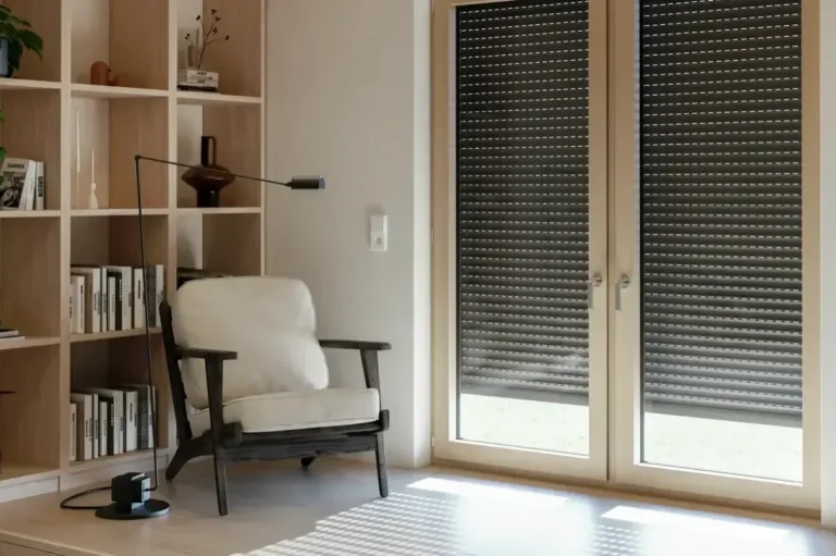 Rollläden an Fenster für Verdunkelung, Sichtschutz und Sicherheit