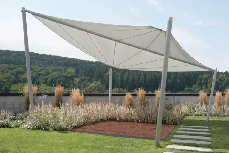 Modernes Sonnensegel mit stabiler Konstruktion für stilvolle Beschattung im Außenbereich