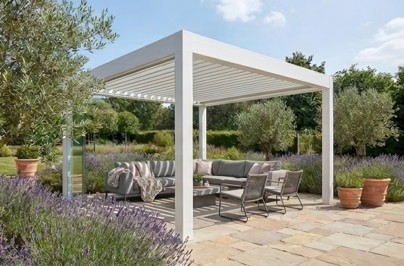 Freistehende Pergola mit Lamellendach im Garten helle moderne Ausführung