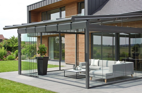 Hochwertige Terrassenüberdachung aus Aluminium mit Glasdach und Lounge Möbeln