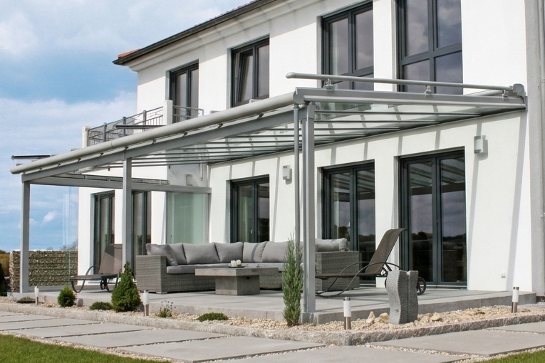 Terrassenüberdachung aus Glas und Aluminium an Haus