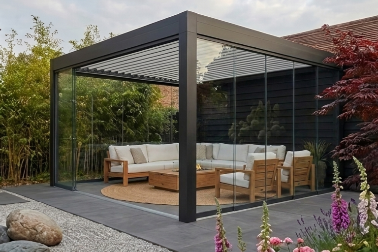 Pergola mit verstellbaren Lamellen als Schutz vor Sonne und Regen auf Terrasse