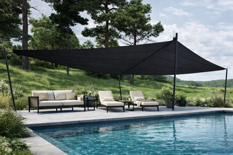Sonnensegel über Pool mit Lounge Möbeln