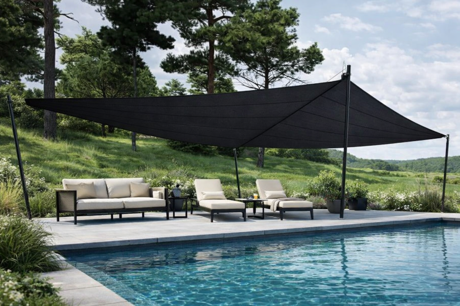 Sonnensegel über Terrasse am Pool im Garten