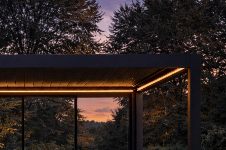 Pergola mit integrierter LED Beleuchtung für Outdoor Küche am Abend