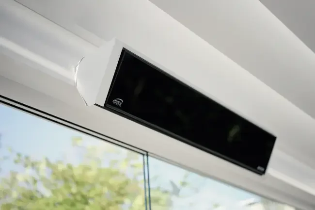 Integrierter Heizstrahler für Pergola mit Glasdach für kühle Abende