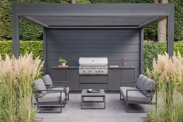 Moderne Outdoor Küche unter stilvoller Pergola Überdachung im Garten