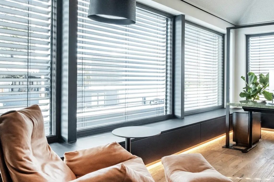 Raffstoren an großen Fenstern für flexible Lichtsteuerung und Sonnenschutz