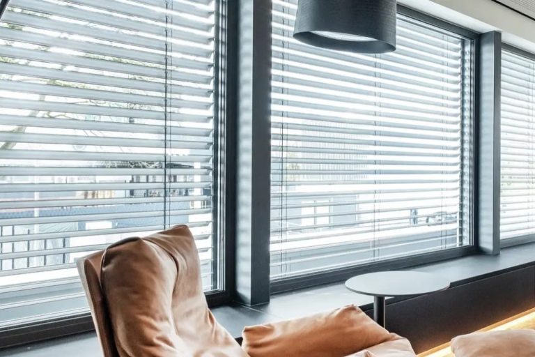 Raffstoren an großen Fenstern für flexible Lichtsteuerung und Sonnenschutz