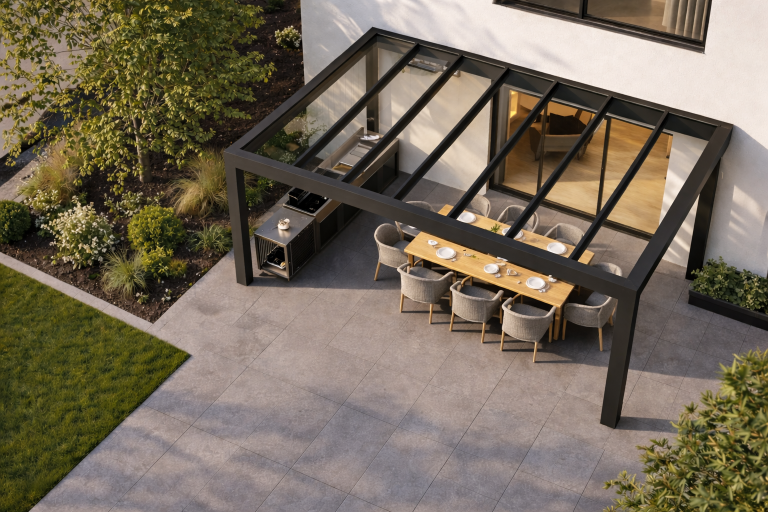 Terrassenüberdachung mit Glasdach schützt zuverlässig vor Regen und Wetter