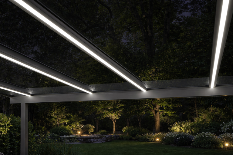 Integrierte LED Beleuchtung in moderner Terrassenüberdachung