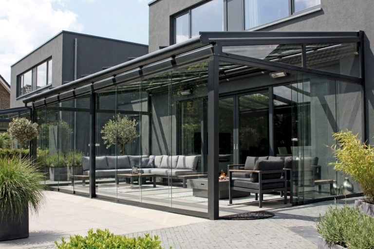 Großzügige Terrassenüberdachung als erweiterter Wohnraum im Garten