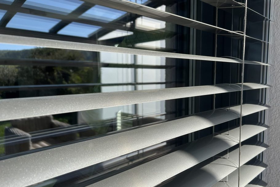 Sonnenschutz Lamellen an Fenster für Licht- und Hitzeschutz