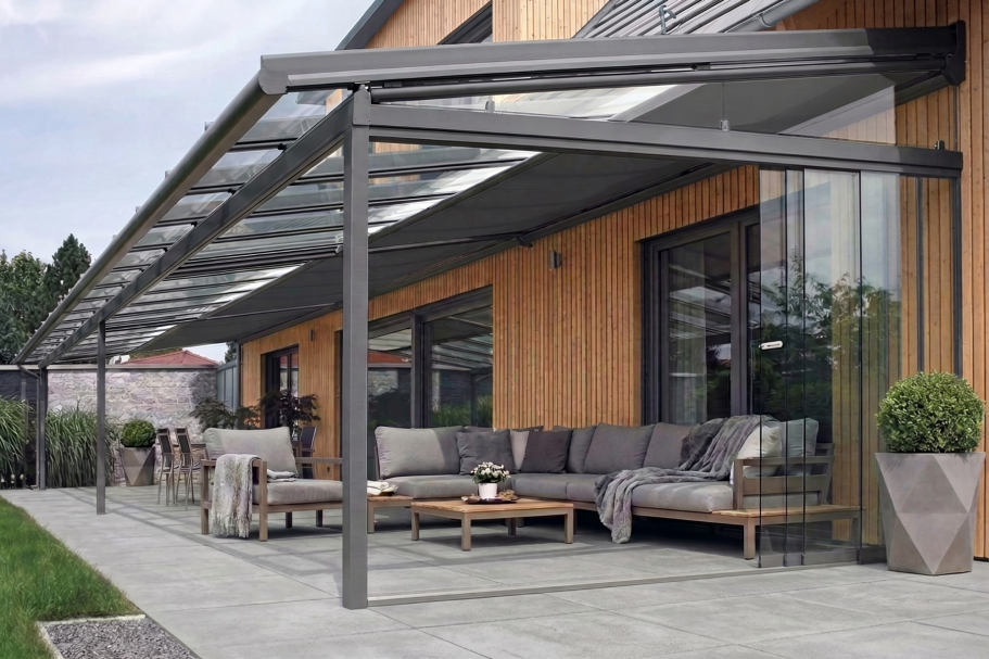 Hochwertige Terrassenüberdachung mit Glasdach und seitlichem Sonnenschutz
