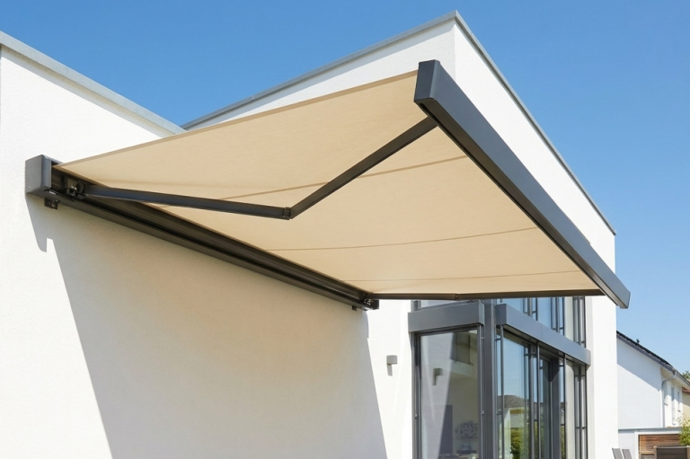 Markise an moderner Hausfassade ausgefahren