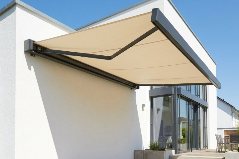 Terrassenmarkise ausgefahren über Sitzbereich für optimalen Sonnenschutz