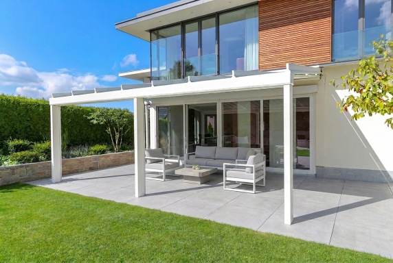 Helle Terrassenüberdachung mit Glasdach moderne Lösung für Terrasse und Garten