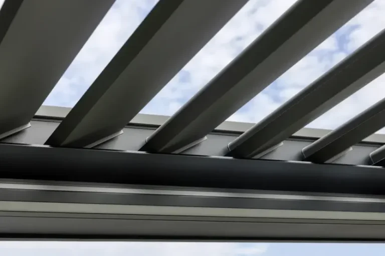 Detailaufnahme verstellbare Lamellen einer Pergola von unten