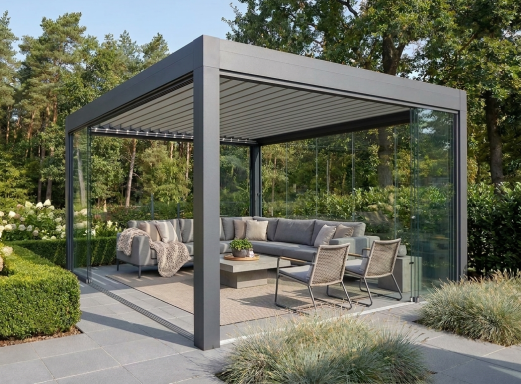 Pergola mit Lamellendach - moderne Terrasse mit Sitzbereich im Garten Hannover